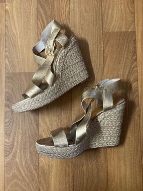 Michael Kors GIOVANNA Gold Leather Buckle Rafia Espadrille Wedge Sandal Sz 9.5 M